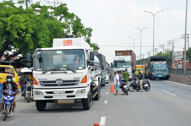 11 xe ô tô tông nhau kẹt dính trên Quốc lộ 1A làm ùn tắc 6,7 km - Ảnh 6.