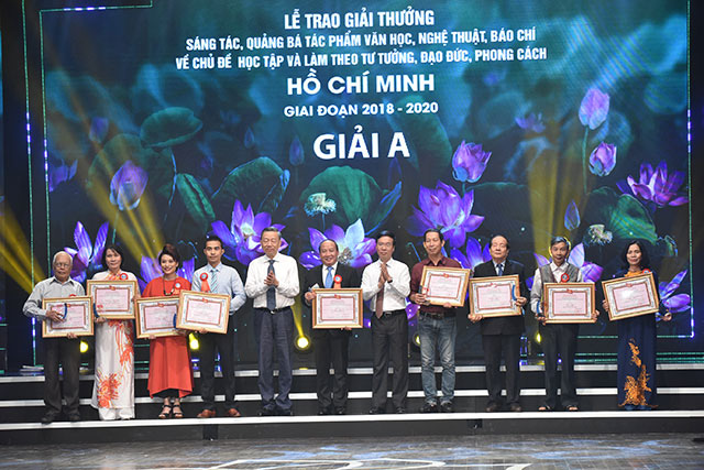 
The A prize winners are honoured at the ceremony (Photo: NDO)
