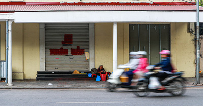 5 thập kỷ gắn b&oacute; với vỉa h&egrave; H&agrave; Nội của b&agrave; cụ 80 tuổi: Chẳng sợ bom rơi th&igrave; giờ ngại g&igrave; nắng mưa - Ảnh 4.