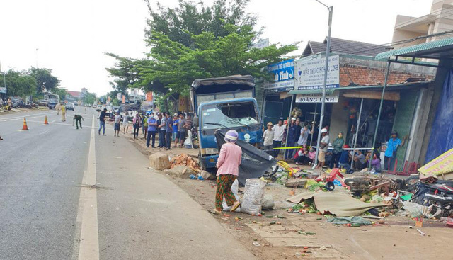 Giải tỏa các công trình vi phạm hành lang ATGT đường Hồ Chí Minh - Ảnh 2.