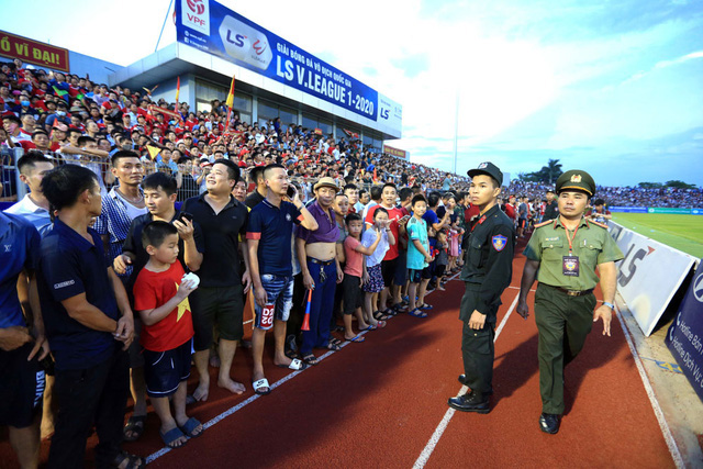 Bình luận thể thao ngày 19/6 (20h30 trên VTV1): Vỡ sân tại V.League và bài toán giữ khán giả! - Ảnh 1.