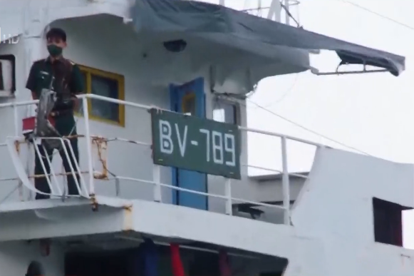 Tàu Thái Lan sơn biển số Việt Nam, chở dầu không giấy tờ - Ảnh 1.