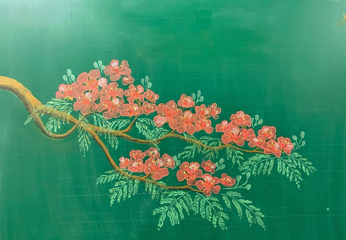 Thầy gi&aacute;o 9X vẽ hoa phượng tr&ecirc;n bảng phấn g&acirc;y sốt cộng đồng mạng - Ảnh 10.