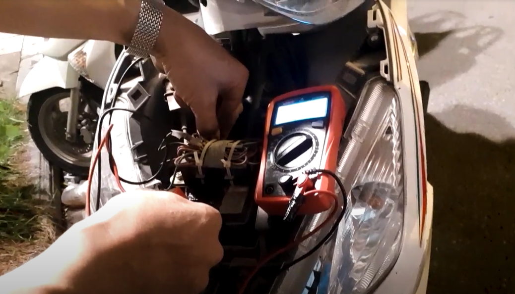 Màn kịch tinh vi tháo trộm phụ tùng, sửa xe trá hình ở Hồ Hoàn Kiếm - Ảnh 3. Màn kịch tinh vi tháo trộm phụ tùng, sửa xe trá hình ở Hồ Hoàn Kiếm - Ảnh 3.