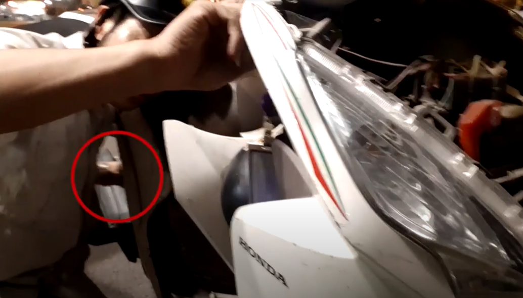 Màn kịch tinh vi tháo trộm phụ tùng, sửa xe trá hình ở Hồ Hoàn Kiếm - Ảnh 4. Màn kịch tinh vi tháo trộm phụ tùng, sửa xe trá hình ở Hồ Hoàn Kiếm - Ảnh 4.