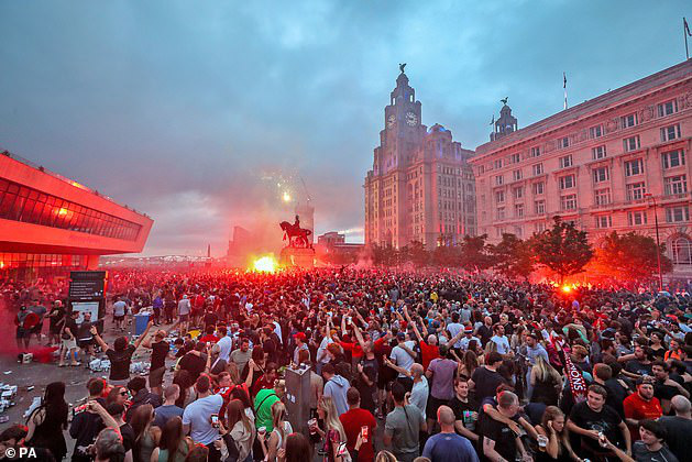 Liverpool có thể phải nhận án phạt vì không kiểm soát được cổ động viên - Ảnh 1.