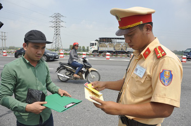 Từ 1/7, ngồi nhà cũng có thể nộp phạt vi phạm giao thông - Ảnh 1.