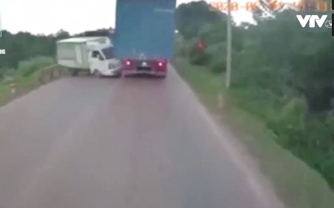 Clip: Mất phanh, xe ben tông xe tải suýt lao xuống vực - Ảnh 1.