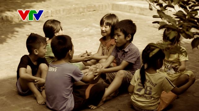 Chơi khăng gẫy răng cửa, chơi gụ bục tivi: Tuổi thơ dữ dội của trẻ em nông thôn xưa - Ảnh 1. Chơi khăng gẫy răng cửa, chơi gụ bục tivi: Tuổi thơ dữ dội của trẻ em nông thôn xưa - Ảnh 1.