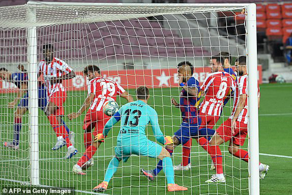 Barcelona 2-2 Atletico Madrid: Trận cầu của những quả phạt đền - Ảnh 2.