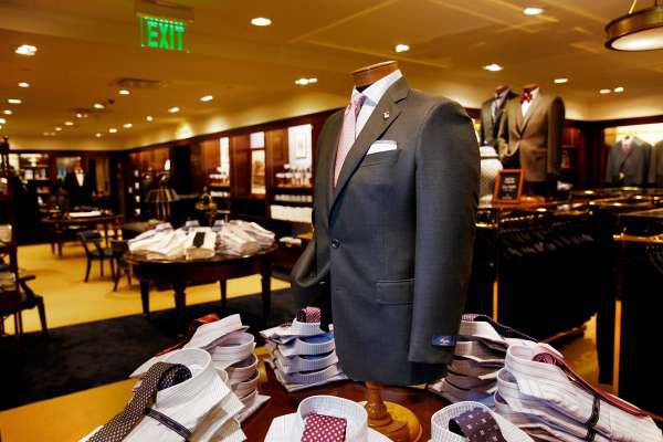 Từ Brooks Brothers gục ngã vì COVID-19, đến dấu chấm hết cho thời trang cổ cồn? - Ảnh 2.