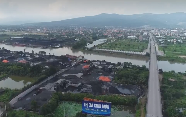 Cuộc sống bị bụi than nhuộm đen, người dân Hải Dương bất lực kêu trời - Ảnh 1.