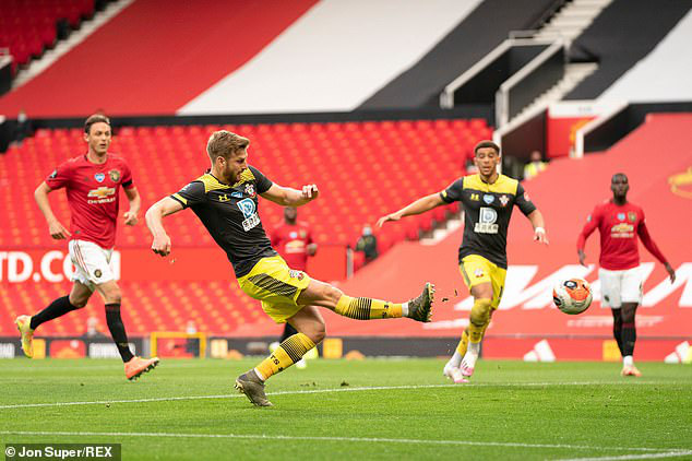 Man Utd 2-2 Southampton: Đánh rơi chiến thắng phút bù giờ, Man Utd lỡ cơ hội vào top 4 - Ảnh 1.