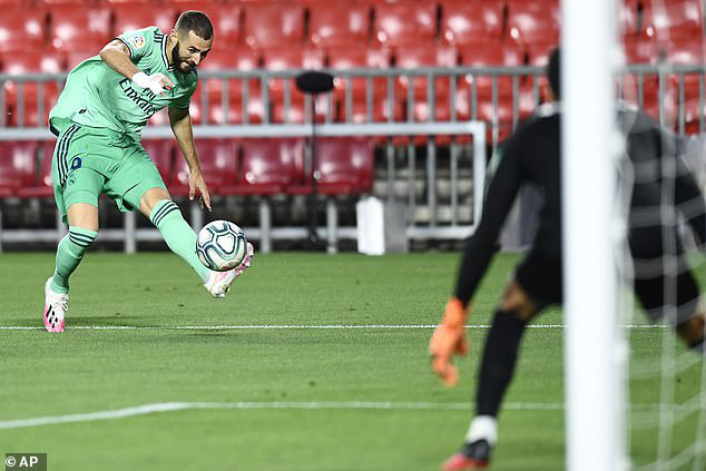 Granada 1-2 Real Madrid: Real chạm một tay vào chức vô địch - Ảnh 2.