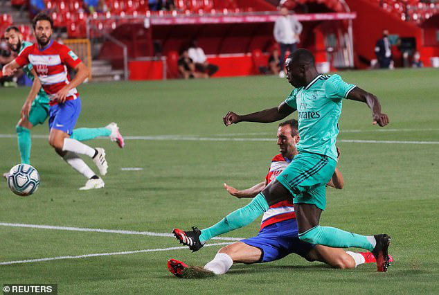 Granada 1-2 Real Madrid: Real chạm một tay vào chức vô địch - Ảnh 1.