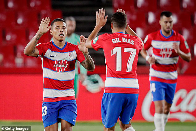 Granada 1-2 Real Madrid: Real chạm một tay vào chức vô địch - Ảnh 3.