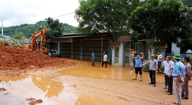 Huy động máy móc, khẩn trương khắc phục sạt lở ở Lai Châu - Ảnh 2.