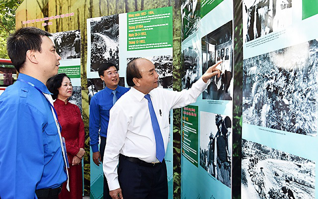 
PM Nguyen Xuan Phuc visits an exhibition on Vietnam’s youth volunteer force. (Photo: NDO/Tran Hai) 
