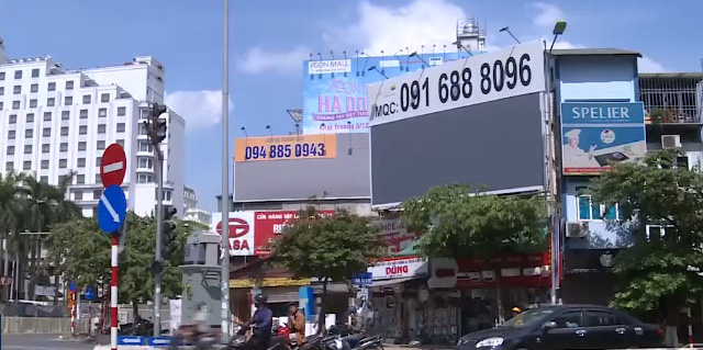 Hậu COVID-19, quảng cáo ngoài trời... ế khách, tắt điện - Ảnh 2.