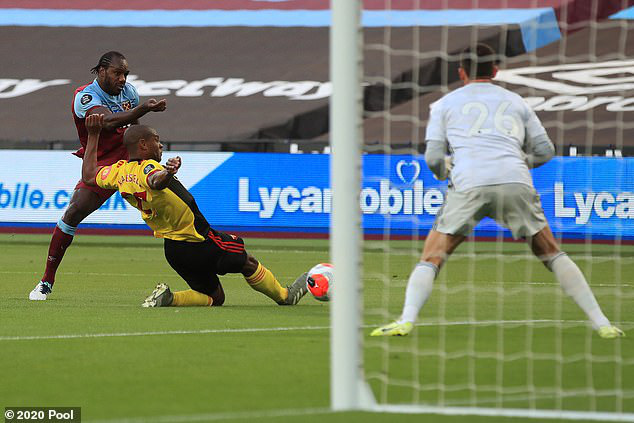 West Ham United 3-1 Watford: West Ham rộng cửa trụ hạng (Vòng 36 Ngoại hạng Anh 2019/20) - Ảnh 1.