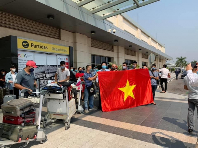 
Vietnamese citizen in Luanda, Angola waiting to board the plane home on June 18.
