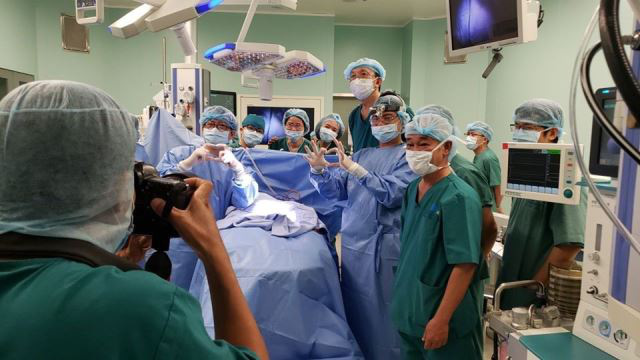 
The surgical team cheerful after the difficult surgery to separate the conjoined twins of the rare ischiopagus type.
