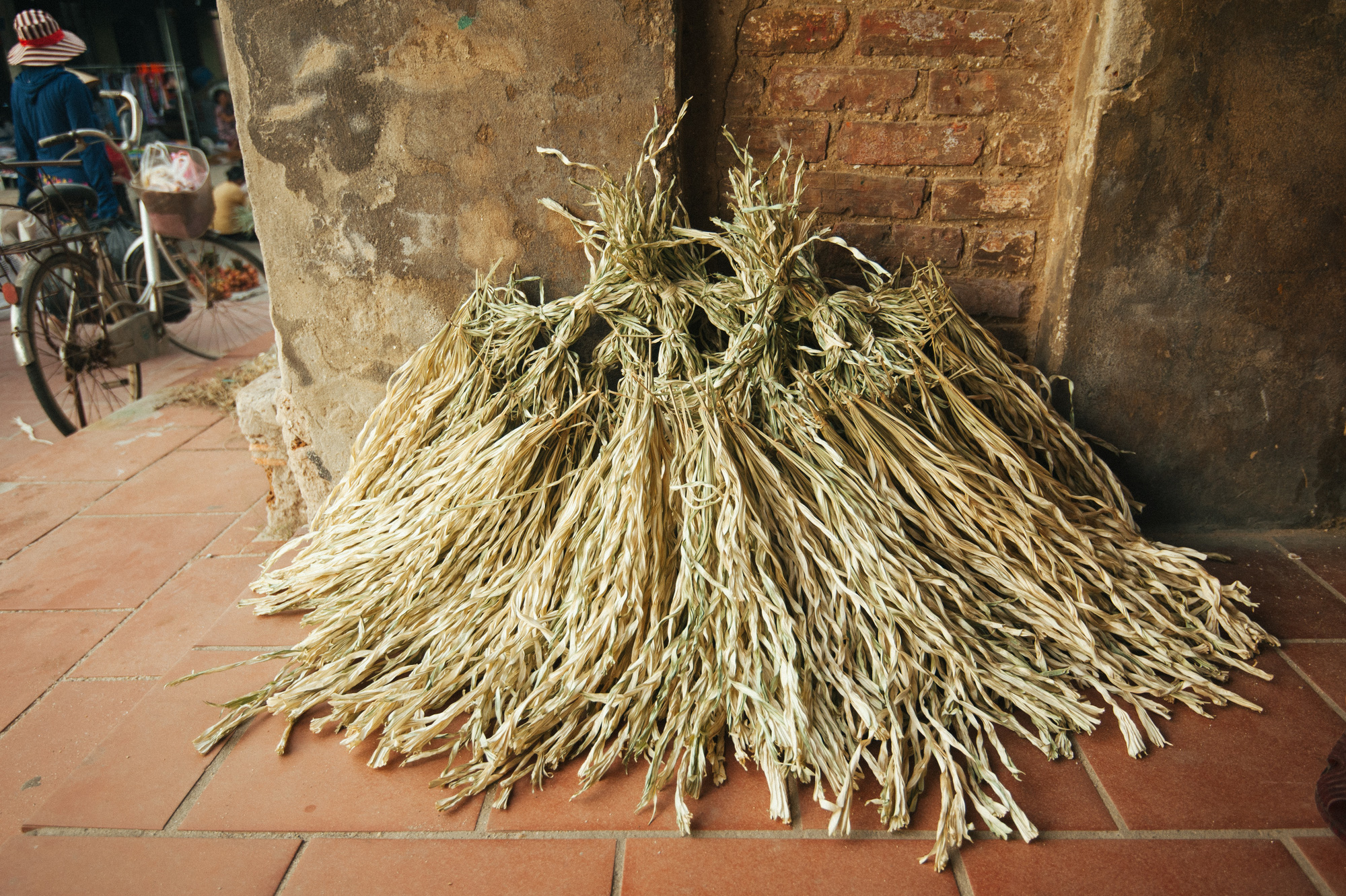 Tấp nập phi&ecirc;n chợ n&oacute;n l&agrave;ng Chu&ocirc;ng - Ảnh 3.