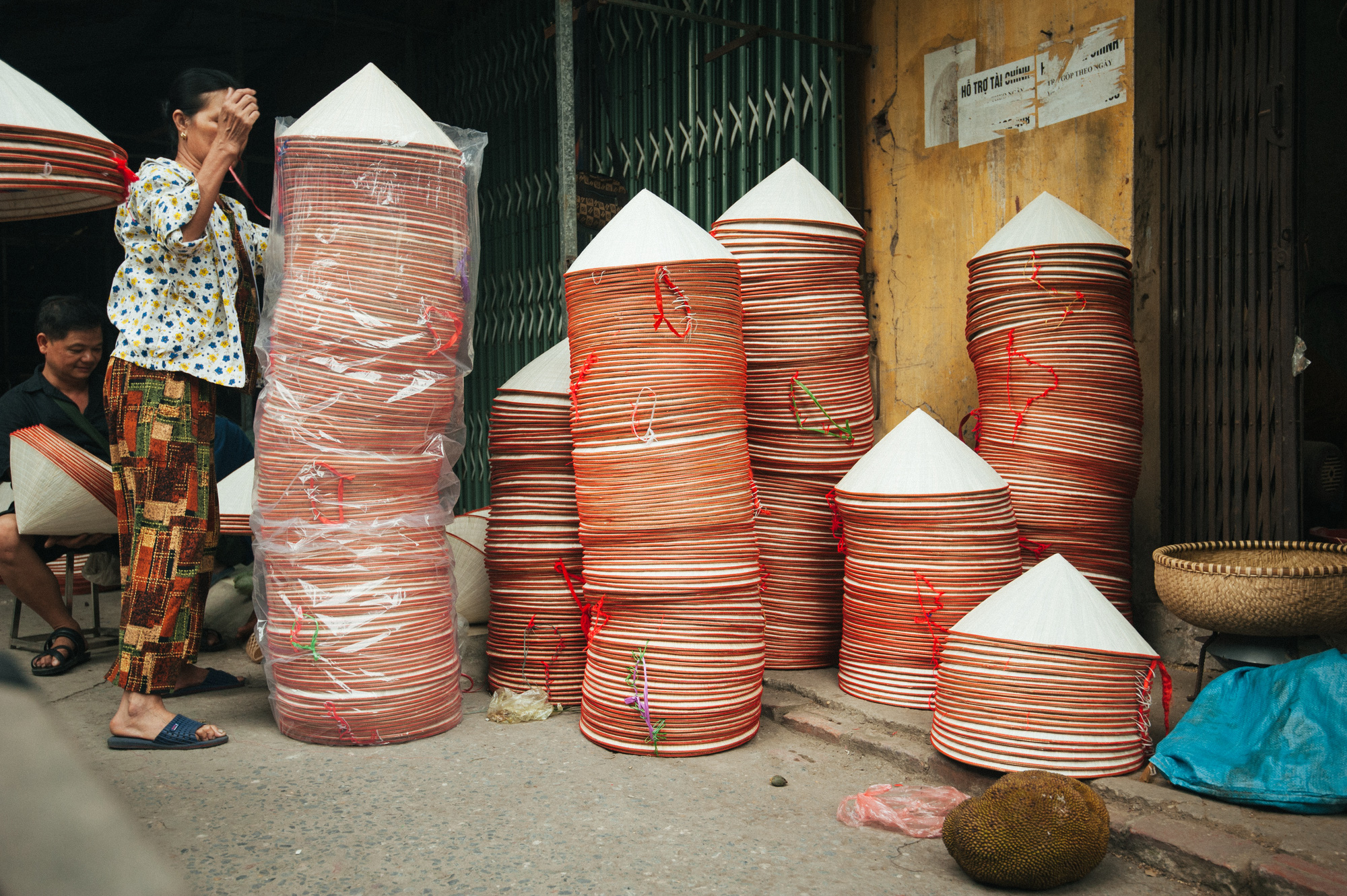 Tấp nập phi&ecirc;n chợ n&oacute;n l&agrave;ng Chu&ocirc;ng - Ảnh 14.