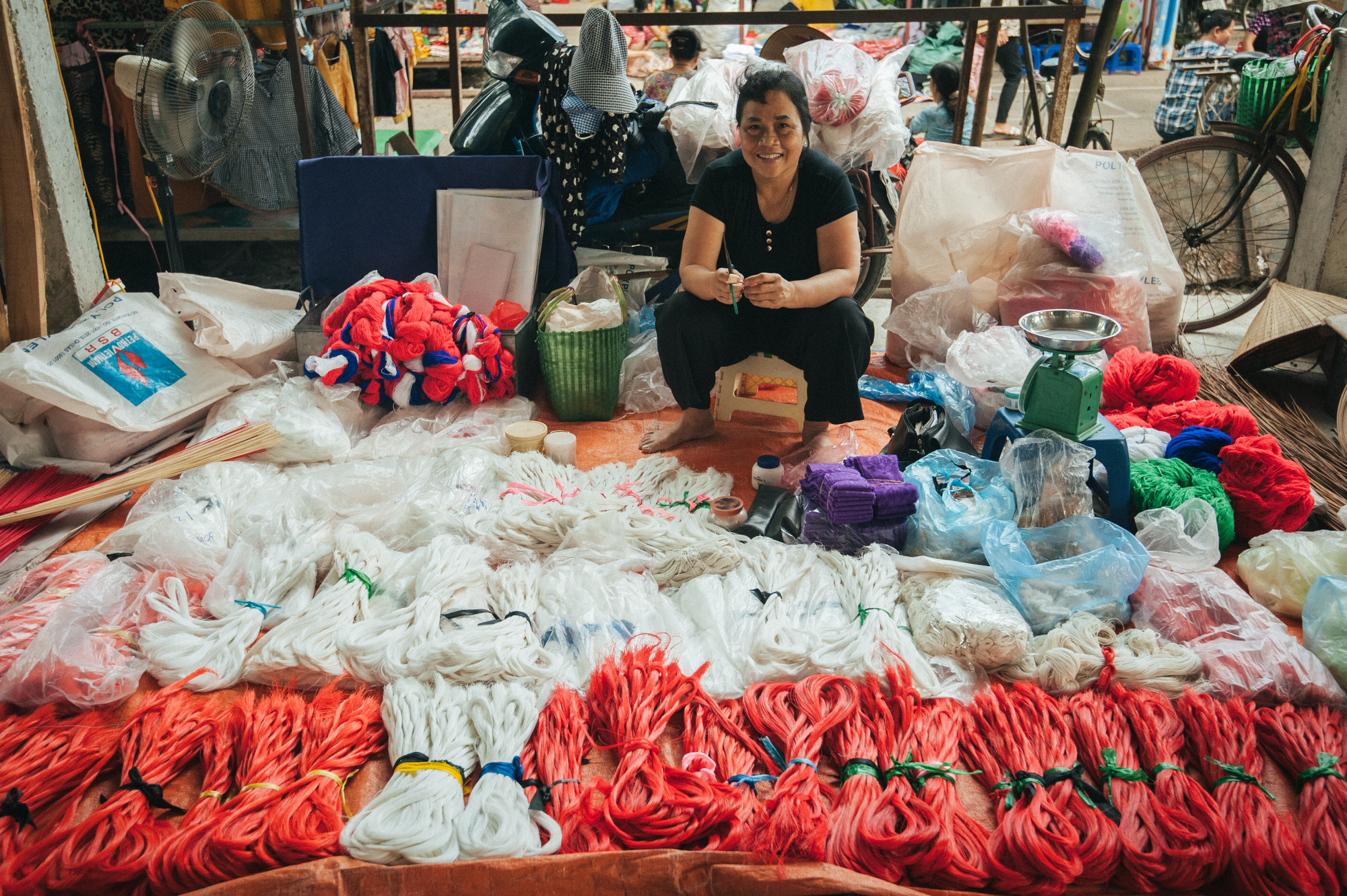 Tấp nập phi&ecirc;n chợ n&oacute;n l&agrave;ng Chu&ocirc;ng - Ảnh 5.