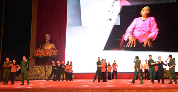 Thủ tướng gặp mặt 300 đại biểu mẹ Việt Nam anh hùng toàn quốc - Ảnh 3.