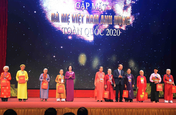 Thủ tướng gặp mặt 300 đại biểu mẹ Việt Nam anh hùng toàn quốc - Ảnh 1.