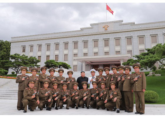 Nhà lãnh đạo Kim Jong-un thăm nghĩa trang liệt sĩ, tặng súng cho chỉ huy quân đội - Ảnh 4.