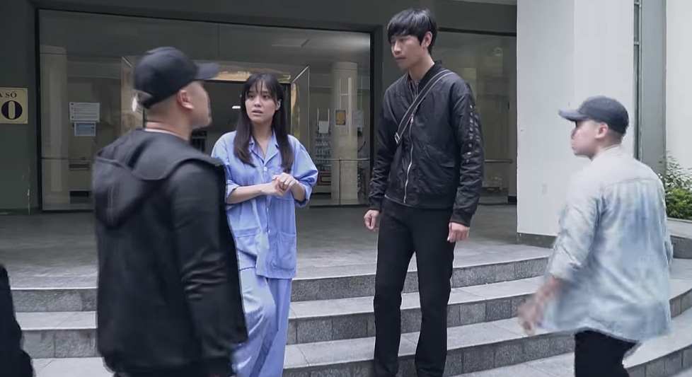 Lựa chọn số phận - Tập 30: Cường (H&agrave; Việt Dũng) d&ograve; hỏi &ocirc;ng Lộc (NSND Mạnh Cường) về l&aacute;i xe g&acirc;y tai nạn thực sự - Ảnh 1.