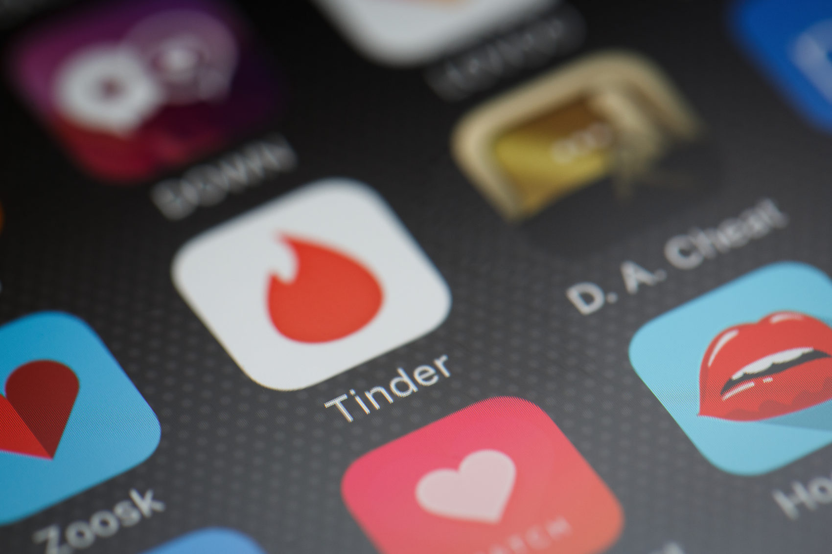 Tinder chỉ ra 8 dấu hiệu nhận diện đối tượng lừa đảo trên ứng dụng xã hội - Ảnh 1. Tinder chỉ ra 8 dấu hiệu nhận diện đối tượng lừa đảo trên ứng dụng xã hội - Ảnh 1.