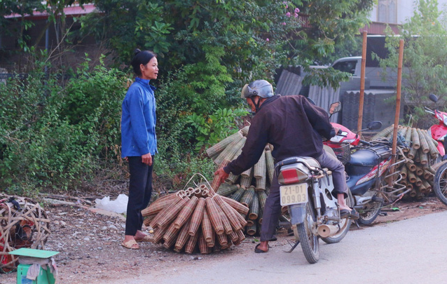 Chật vật giữ nghề trong làng rọ tôm - Ảnh 9.