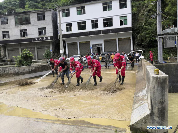 Chùm ảnh: Lũ lụt nghiêm trọng tại Trung Quốc, hơn 12 triệu người bị ảnh hưởng - Ảnh 1.