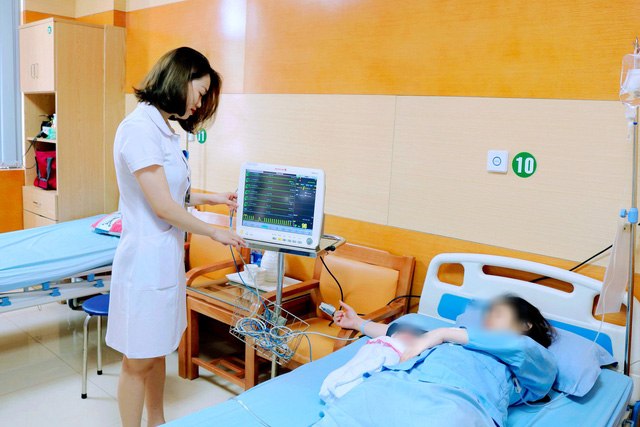 Nắng nóng kéo dài, nhiều trẻ nhập viện trong tình trạng bệnh diễn tiến nặng - Ảnh 1. Nắng nóng kéo dài, nhiều trẻ nhập viện trong tình trạng bệnh diễn tiến nặng - Ảnh 1.