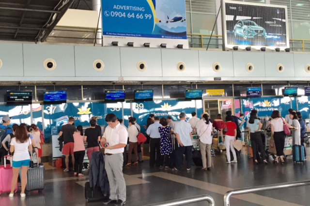 Vietnam Airlines khuyến cáo khách đến trước 2 tiếng tại sân bay Nội Bài và Tân Sơn Nhất - Ảnh 1. Vietnam Airlines khuyến cáo khách đến trước 2 tiếng tại sân bay Nội Bài và Tân Sơn Nhất - Ảnh 1.