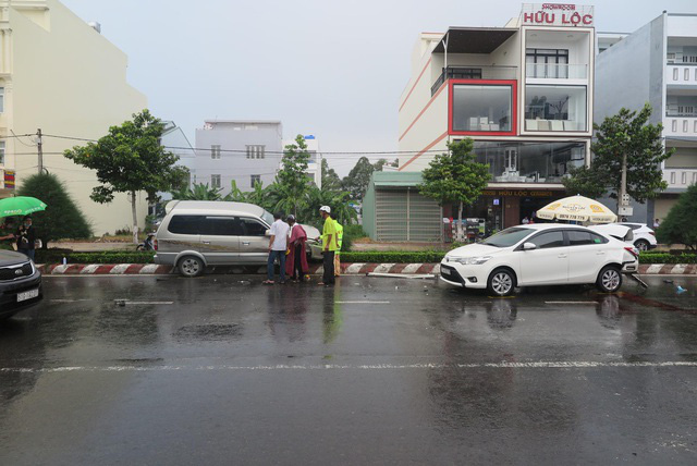 Nhân viên rửa xe lùi xe tông chết người, đâm xe biển xanh - Ảnh 1. Nhân viên rửa xe lùi xe tông chết người, đâm xe biển xanh - Ảnh 1.