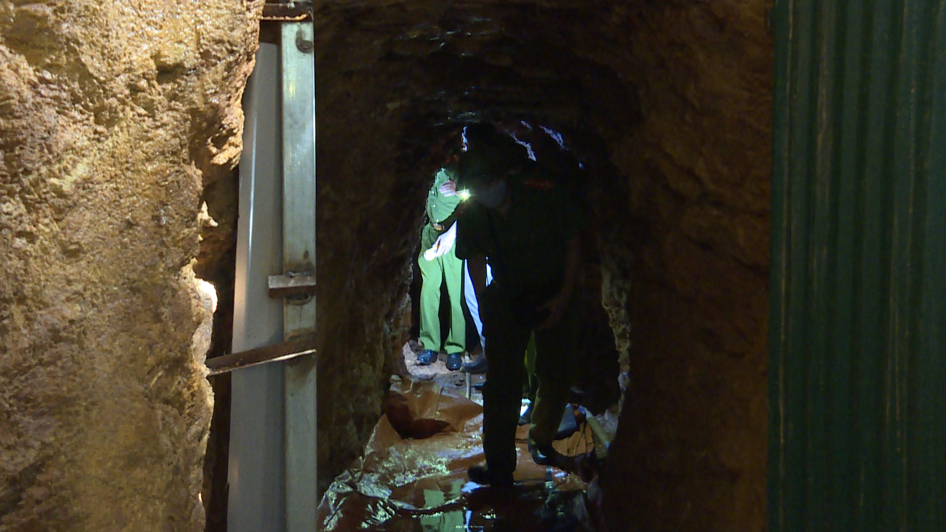 Những c&uacute; si&ecirc;u lừa của nh&agrave; ngoại cảm rởm - L&agrave;m giả cả tấn v&agrave;ng, giả cả h&agrave;i cốt liệt sỹ bằng xương động vật - Ảnh 2.