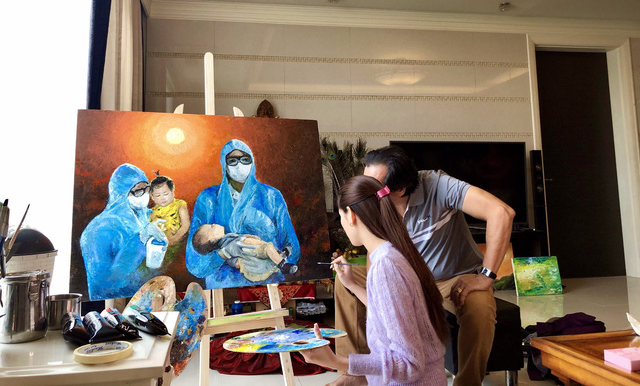 Hoa hậu Kh&aacute;nh V&acirc;n c&ugrave;ng ba vẽ tranh về ph&ograve;ng chống dịch COVID-19 - Ảnh 1.