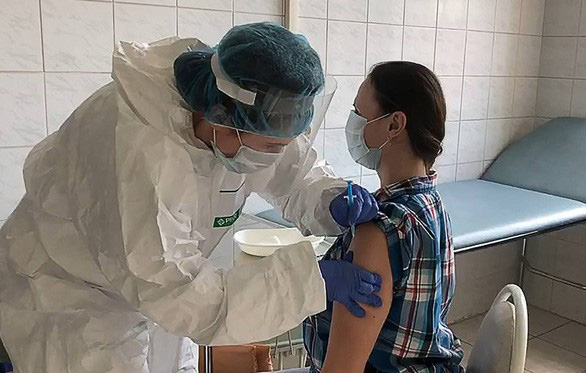 Vì sao phương Tây nghi ngờ vaccine Sputnik V chống COVID-19 của Nga? - Ảnh 3.