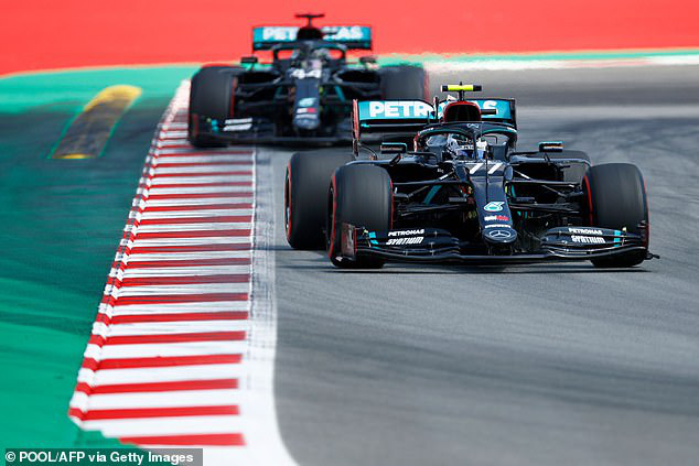 Lewis Hamilton giành vị trí xuất phát đầu tiên tại GP Tây Ban Nha - Ảnh 1.