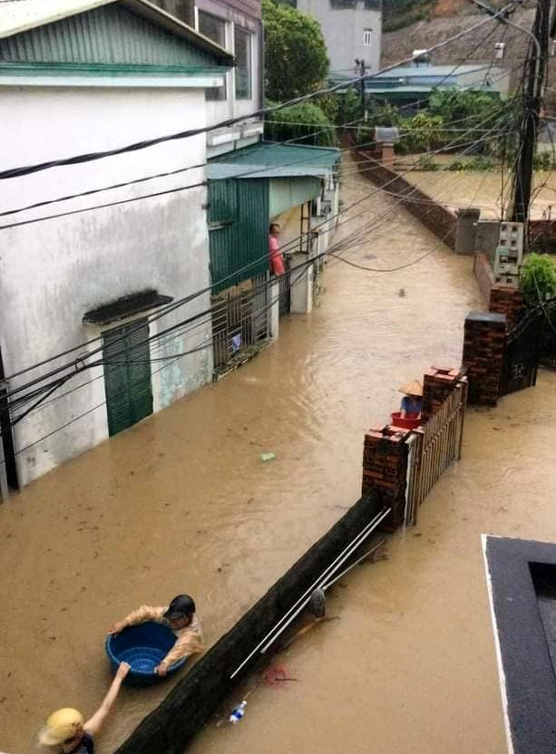 Lũ cuồn cuộn ở Điện Biên, ngập lụt nhiều nơi vì mưa dông lớn tại Bắc Bộ - Ảnh 1.