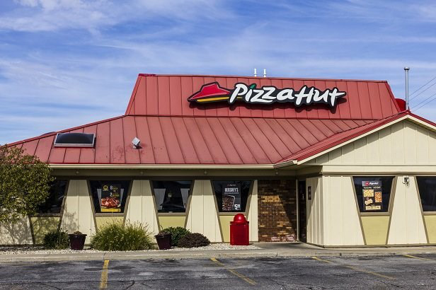 Pizza Hut đóng cửa khoảng 300 cửa hàng tại Mỹ - Ảnh 1.