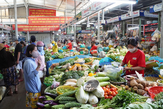 Nguy cơ tiềm ẩn lây lan dịch COVID-19 tại các chợ truyền thống Đà Nẵng - Ảnh 1.