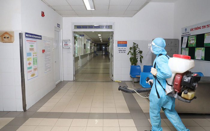 
A medical worker disinfecting Da Nang Hospital. (Photo: NDO/Anh Dao) 
