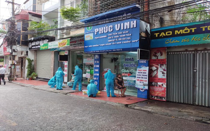 
Health workers in Hai Duong City make efforts to trace and take samples to test people at risk of COVID-19 infection. (Photo: NDO/Quoc Vinh) 
