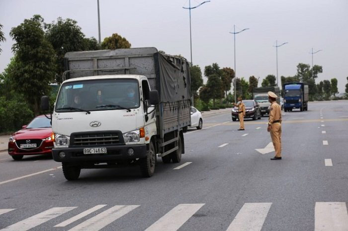 
The Quang Ninh traffic police force has strengthened the strict control on people and vehicles travelling from other provinces into to Quang Ninh. (Photo: NDO/Quang Tho) 
