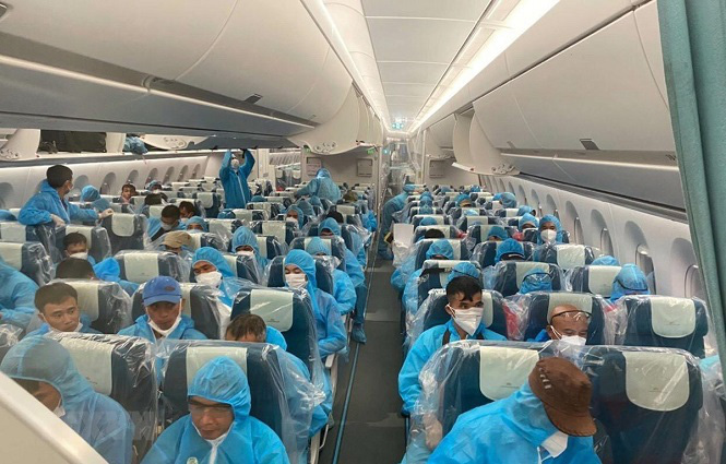 
Vietnam Airlines Flight VN6 brings 219 Vietnamese citizens home from Equatorial Guinea. (Photo: VNA) 
